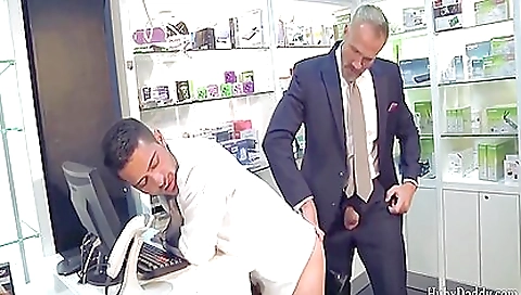 Hot diligenter fucks with a toy