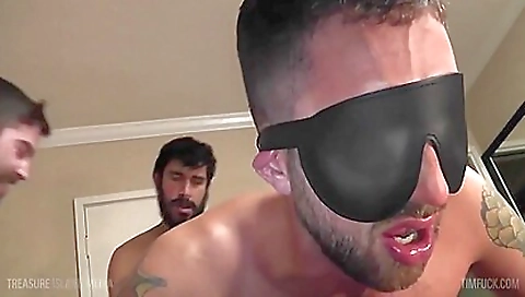 Milf gets her pussy pounded by sleazy